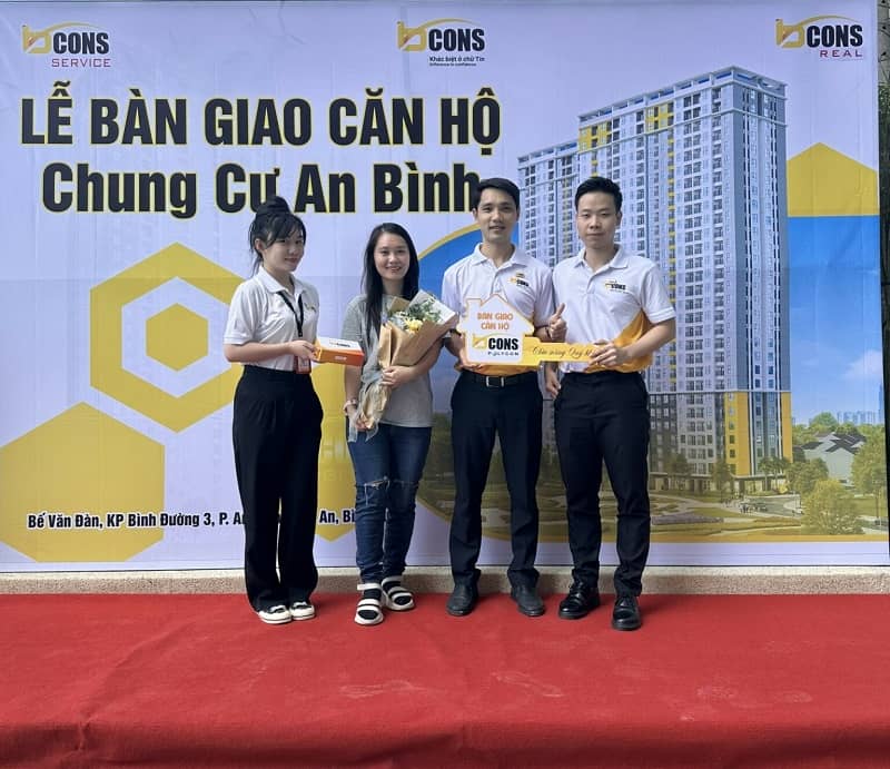 Niềm vui của khách hàng khi nhận bàn giao căn hộ Bcons Polygon