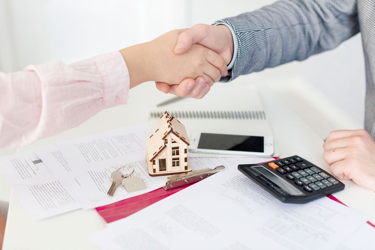 Ký hợp đồng chuyển nhượng công chứng là bước quan trọng nhất trong quy trình.