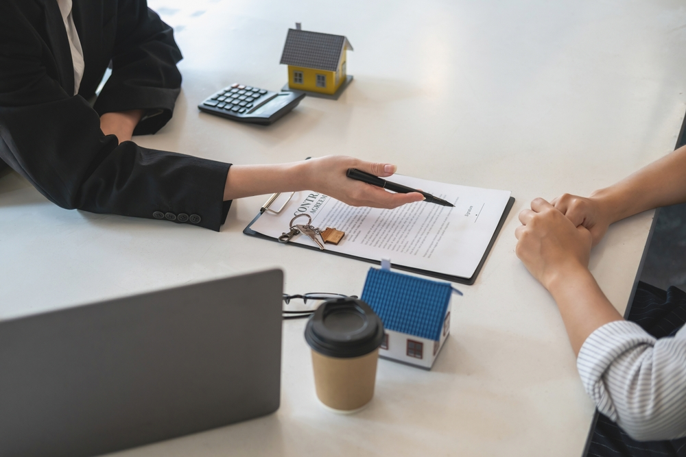 Kiểm tra kỹ lưỡng pháp lý và quy hoạch là bước đầu tiên trong checklist mua đất an toàn.