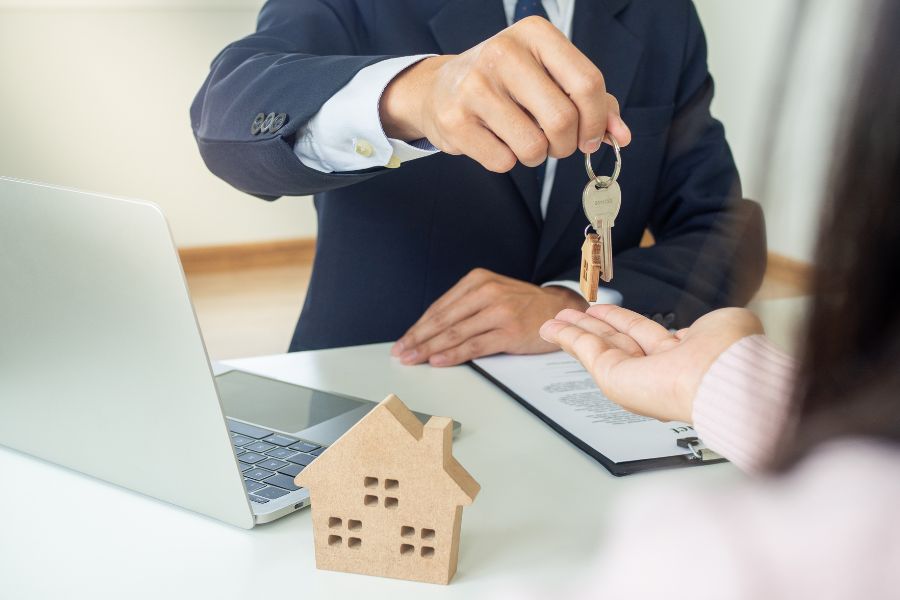 Chuẩn bị đầy đủ chứng từ giúp quá trình kê khai thuế và làm sổ hồng diễn ra nhanh chóng.
